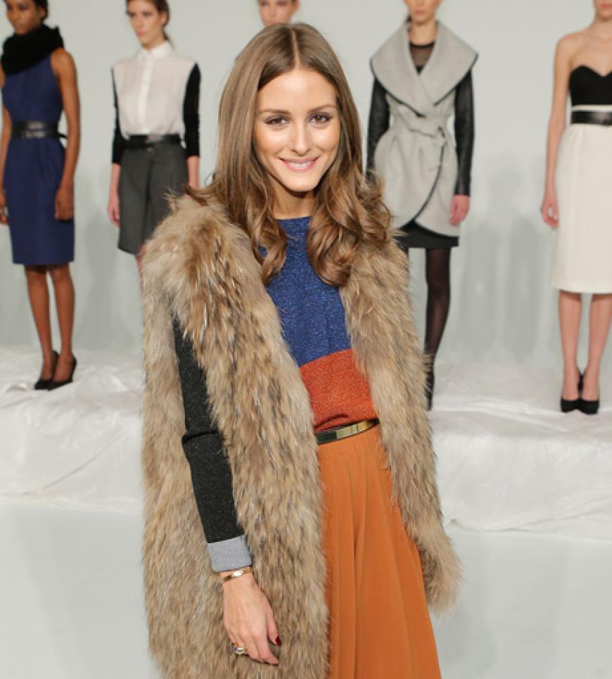 Auch Trendsetterin Olivia Palermo, die eigentlich für ihren klassischen Style bekannt ist, kann dem Grunge-Look nicht widerstehen. Durch den langen Rock und die Fellweste wirkt ihre Kombi trotzdem edel.