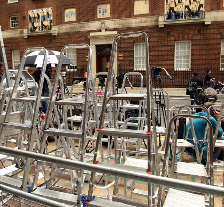 15. Juli 2013: Vor dem St. Marys Hospital in London hat sich die internationale Presse seit Tagen aufgebaut. Doch das Warten will nicht enden - noch ist das Kind von Herzogin Kate und Prinz William nicht da