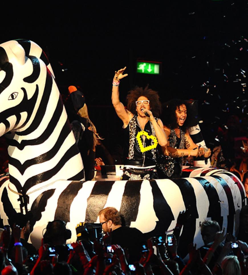 In einem riesigen Zebra kommen die Jungs von LMFAO auf die Bühne
