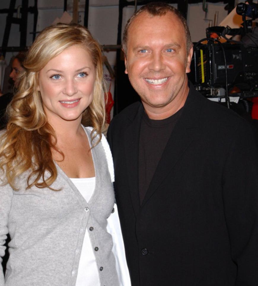 Stars zeigen sich gerne mit dem Designer. Hier ist er mit Jessica Capshaw (