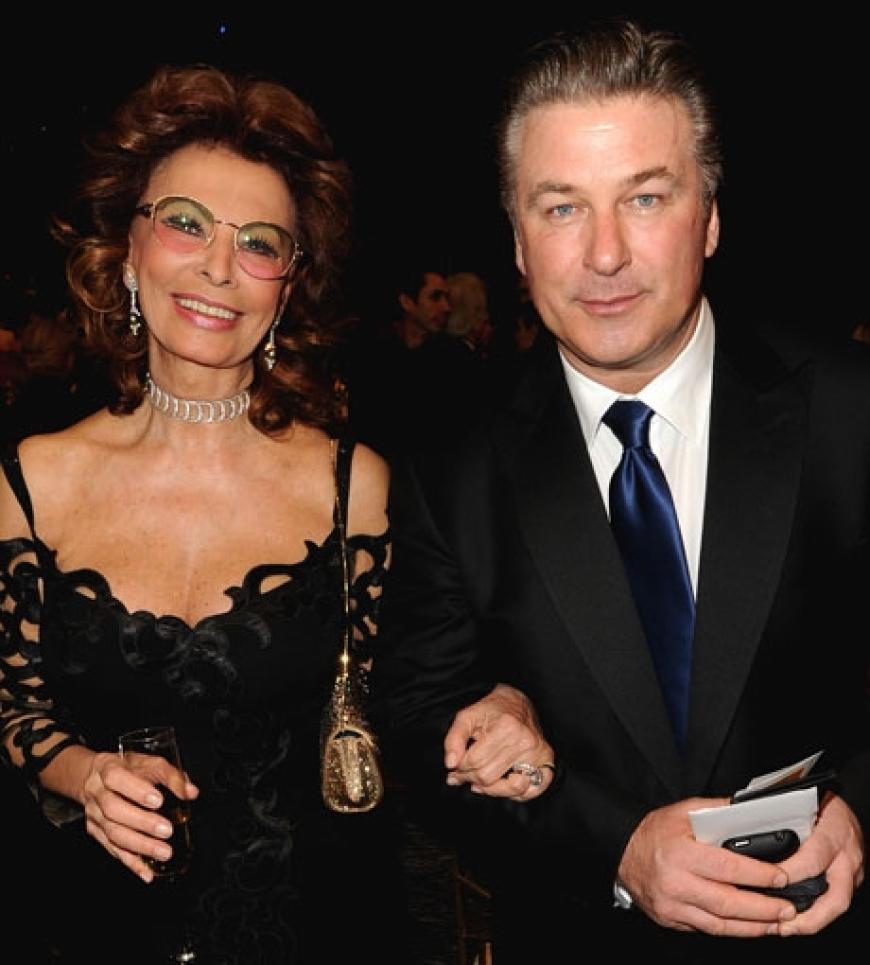 Sophia Loren im Arm von Alec Baldwin. Baldwin wird die kommende Oscar-Verleihung zusammen mit Steve Martin moderieren