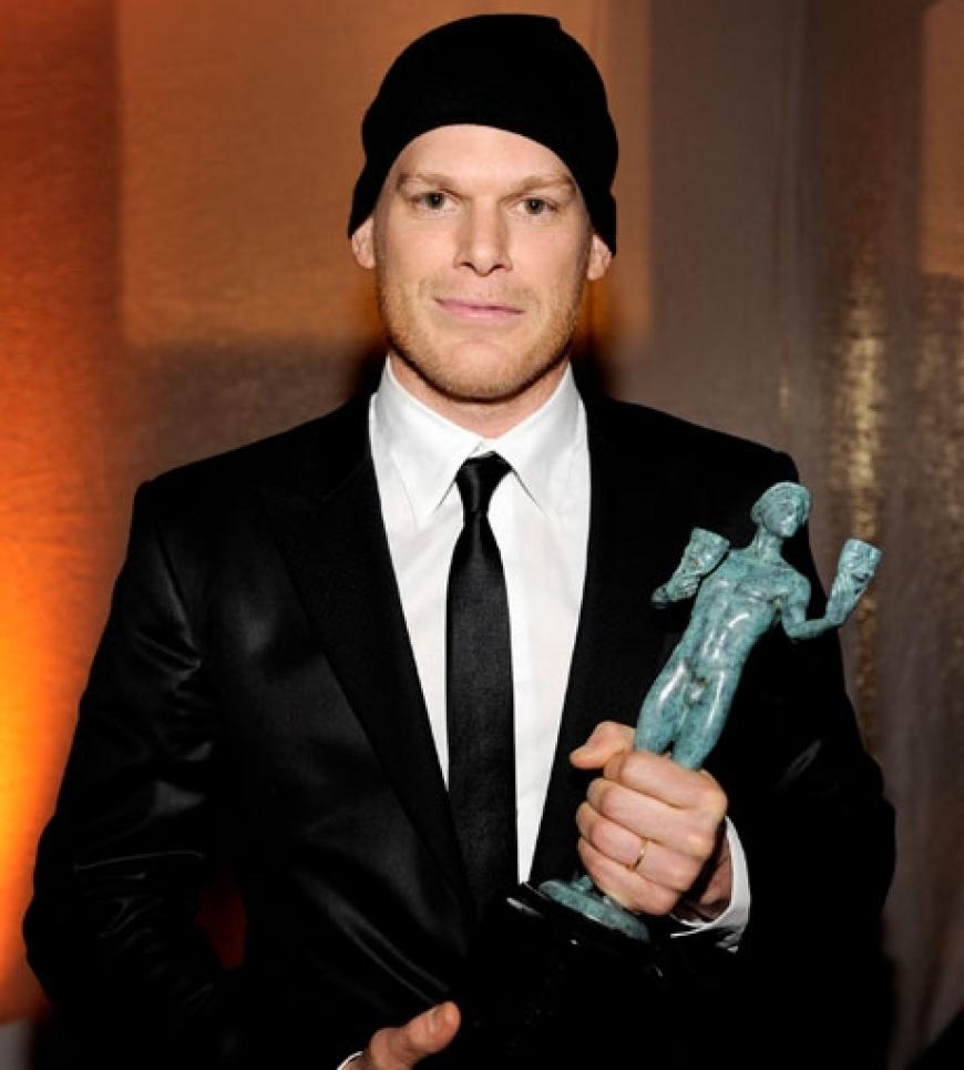 Michael C. Haal mit seinem SAG-Award für seine Rolle in der Serie