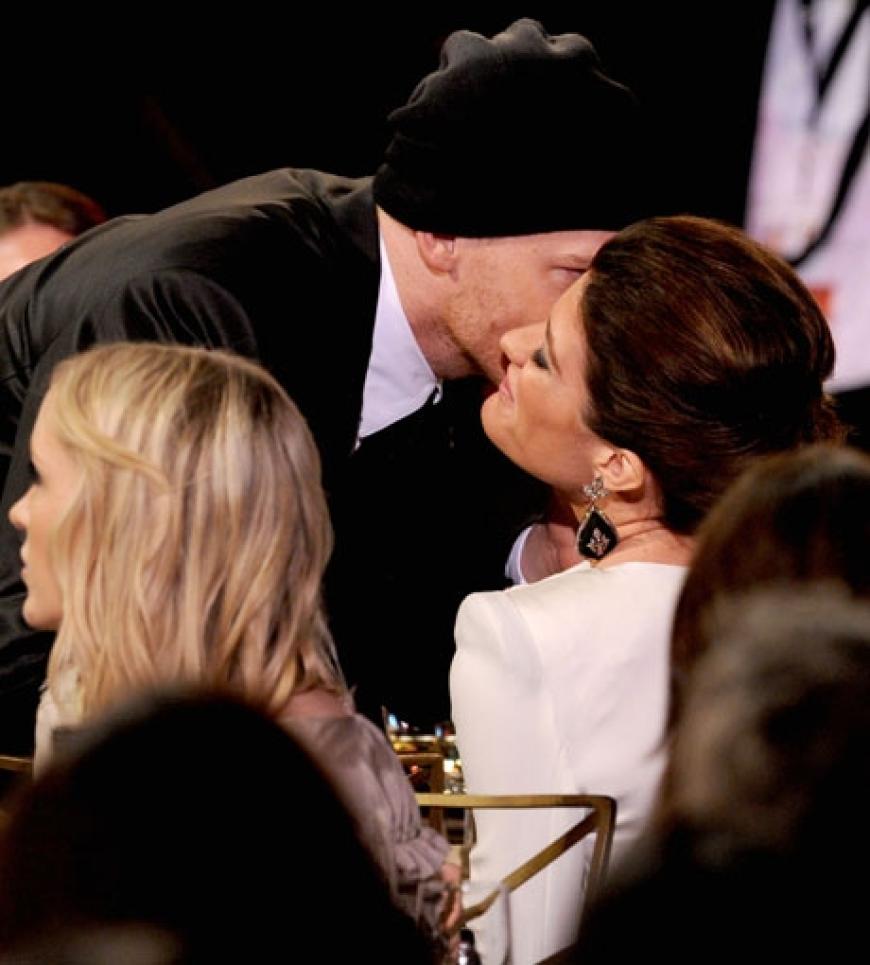 Michael C. Haal gibt seiner Frau Jennifer Carpenter einen Kuss