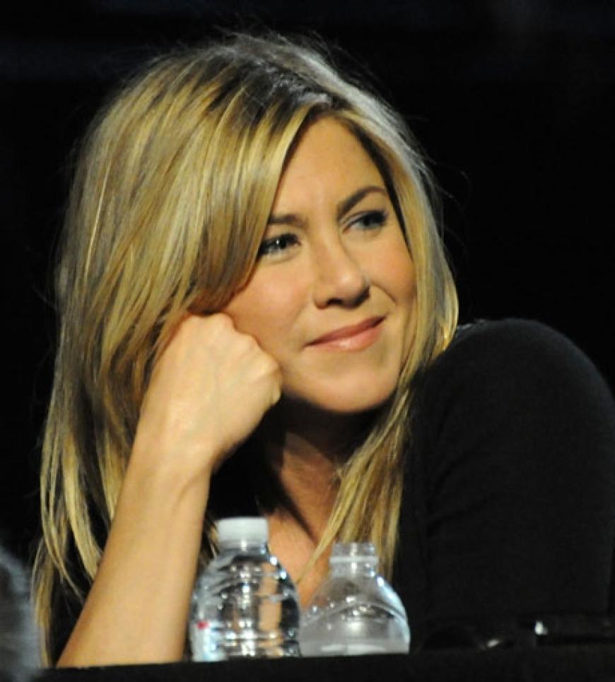 Jennifer Aniston sagte ihrem Freund und Initiator George Clooney sofort zu und nahm am Telefon die Spenden entgegen. Sie selbst spendete 500.000 Dollar