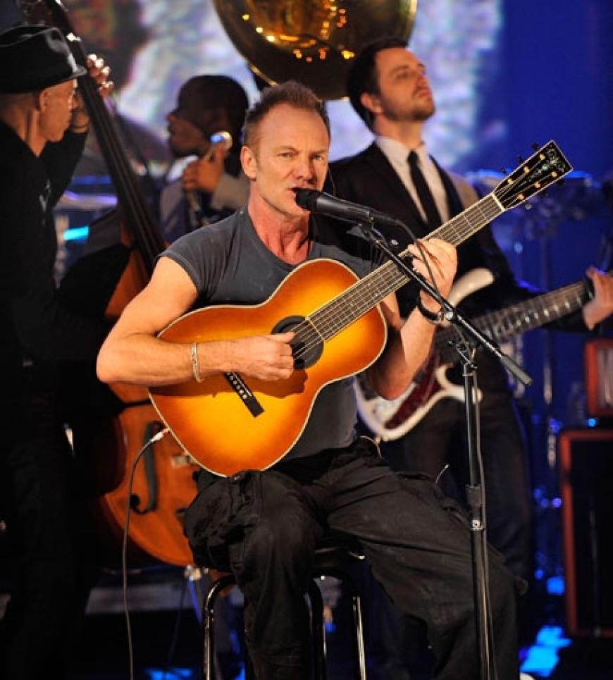 Sting stand live auf der Bühne. Zuschauer können auch Musikbeiträge aus der Show bei iTunes herunterladen
