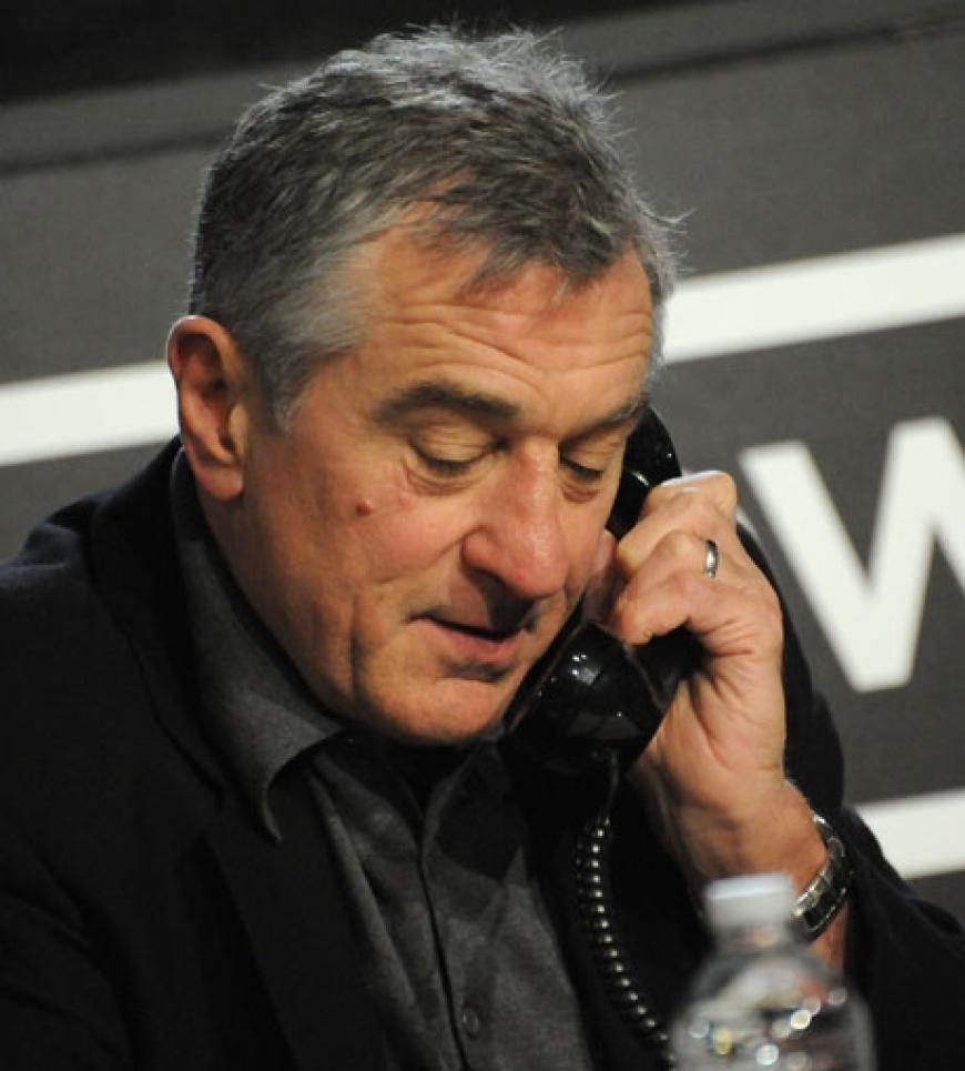Robert De Niro nimmt telefonisch eine Spende entgegen