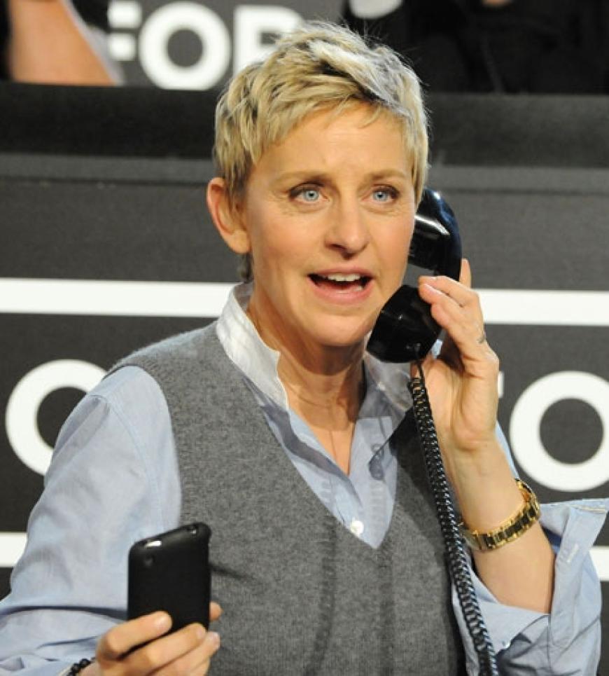 Talkmasterin Ellen DeGeneres nimmt gerade eine Spende entgegen
