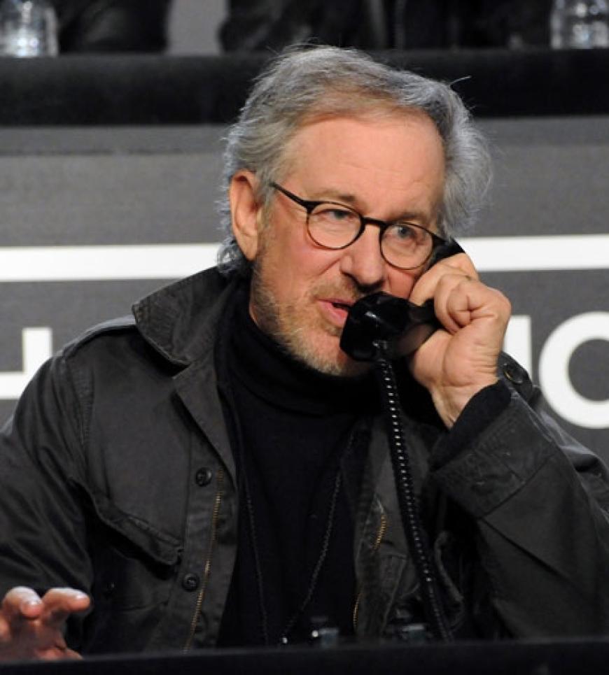 Regisseur Steven Spielberg telefonierte fleißig. Die Erlöse gehen zu gleichen Teilen an Oxfam America, Partners in Health, das Rote Kreuz, UNICEF, Yele Haiti Foundation, Clinton Bush Haiti Fund und UN World Food Programme.