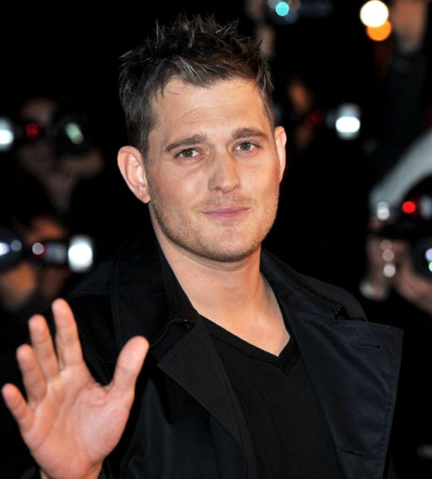 Sänger Michael Buble winkt den Fotografen zu