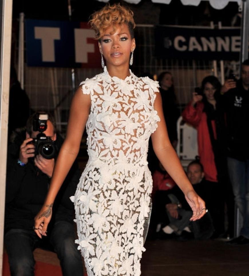 Wow! Sängerin Rihanna in einem weißen Spitzenkleid. Sie gewann einen NRJ Award als beste Sängerin