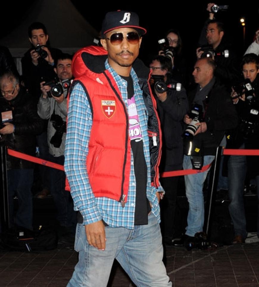 Pharell Williams schreitet lässig über den roten Teppich