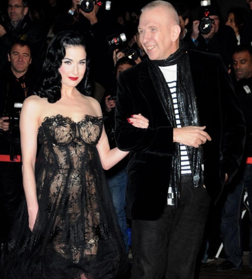 Designer Jean Paul Gaultier hat seine Muse Dita von Teese im Arm