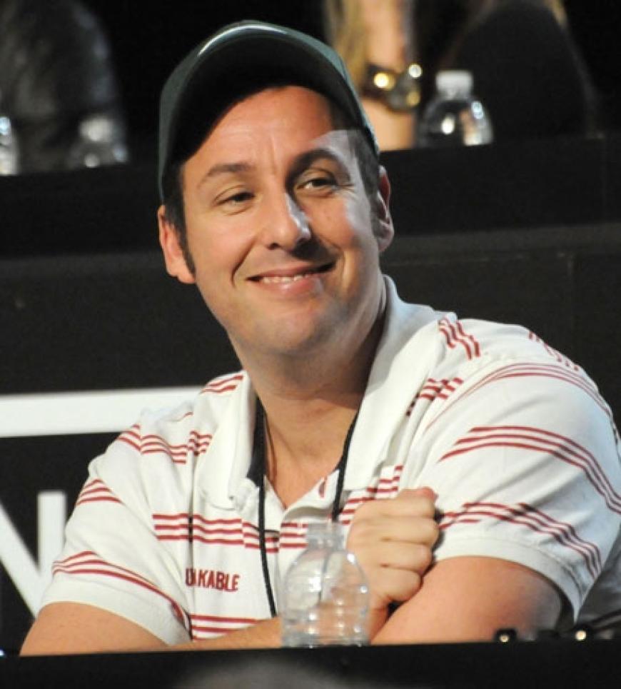 Adam Sandler kam ganz leger mit Shirt und Cap. Schließlilch ging es hier um wichtigeres, als ums Outfit
