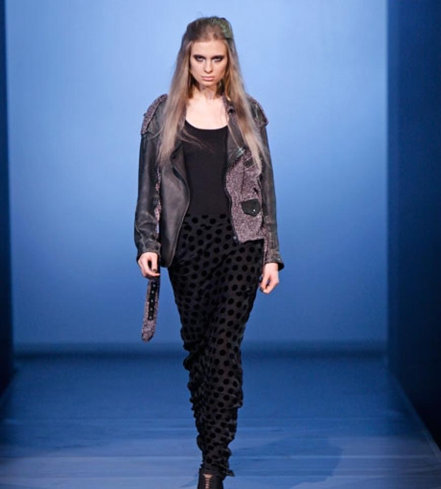 Die Designerin schickte ihre Models mit schweren Materialien, wie dieser Lederjacke auf die Bühne. Die strassbesetzten Schulterpartien sind ein absoluter Hingucker