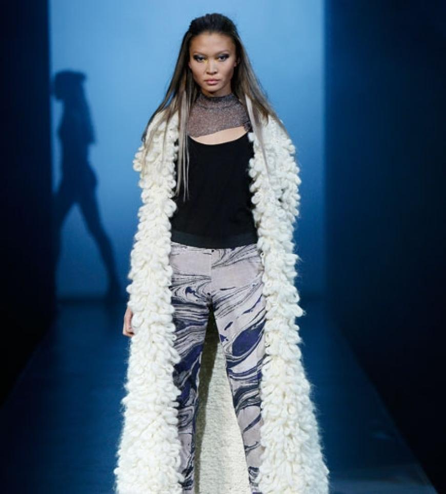 So kuschelig kann der Winter sein: Das Model mit einer XL-Wolljacke von Lala Berlin