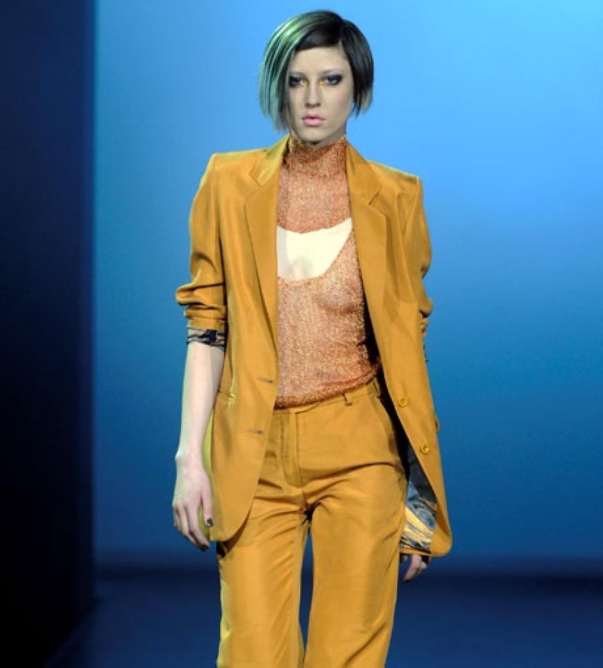Ein Model auf dem Catwalk von Lala Berlin