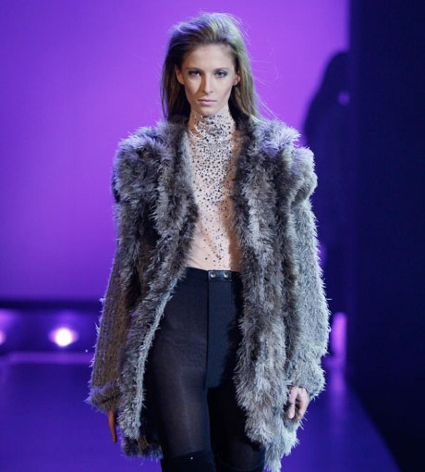 Glamour trifft Coolness: Bei der Show von Kaviar Gauche gehts vor allem und die Kombination aus verschiedenen Materialien