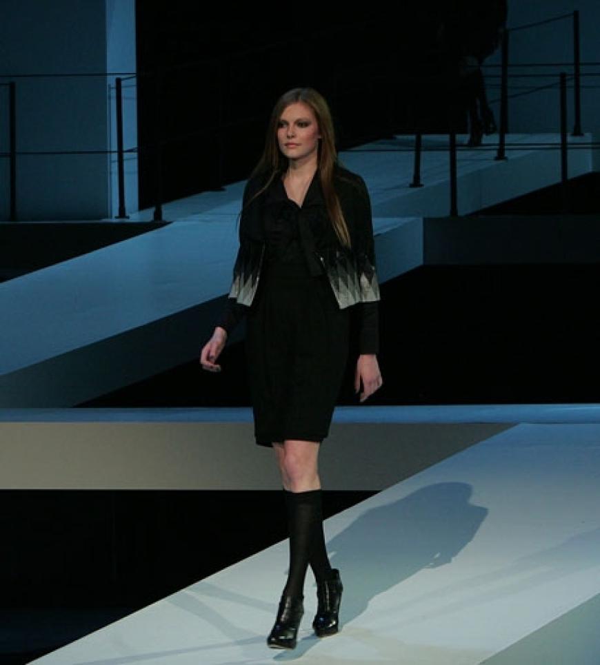 Auf High-Heels stolzieren die Models gekonnt über den schrägen Catwalk