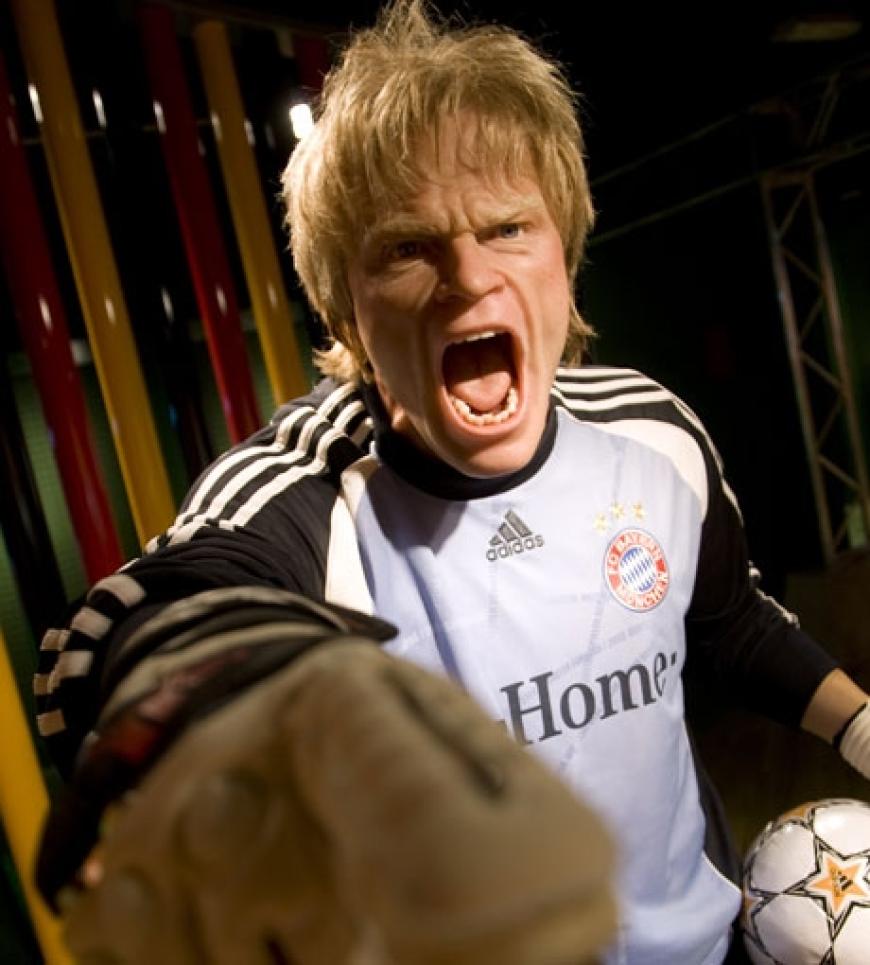 Oliver Kahn in Action: Aber es ist nur seine Wachsfigur