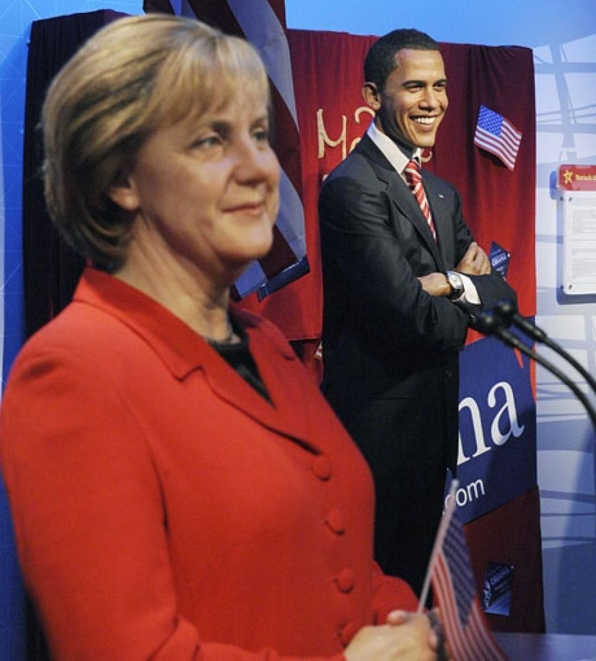Auch die Politik findet in den Hallen Platz: Bundeskanzlerin Angela Merkel neben Barack Obama