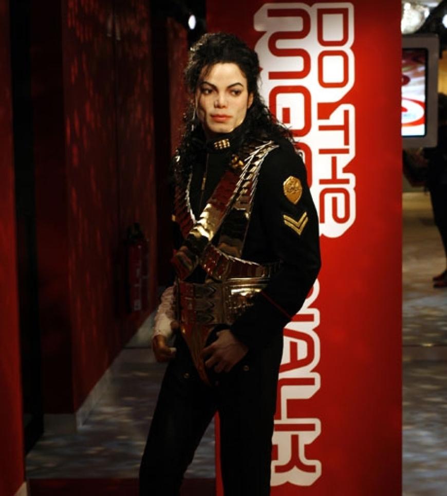 Michael Jackson in seinem typischen Bühnenoutfit bei