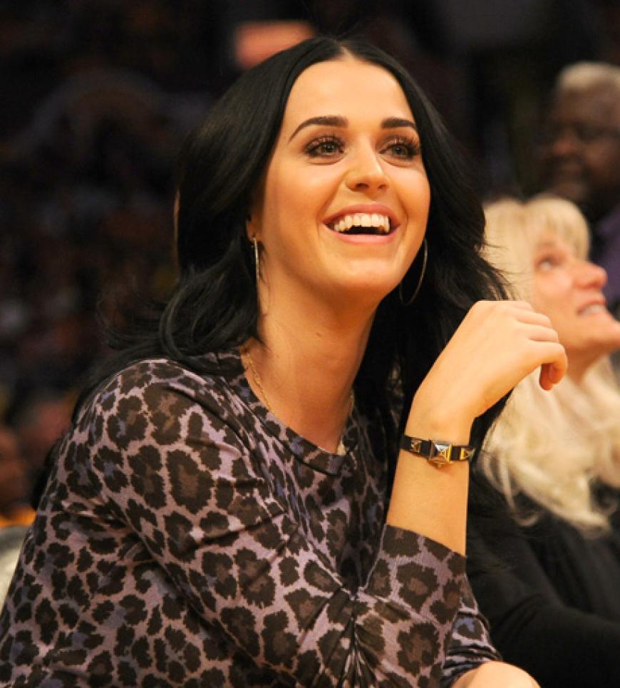 Katy Perry strahlt: Beim Spiel der LA Lakers gegen die Dallas Mavericks schaute die Sängerin begeistert zu, dabei saß ihr Ex-Mann überraschend im Publikum
