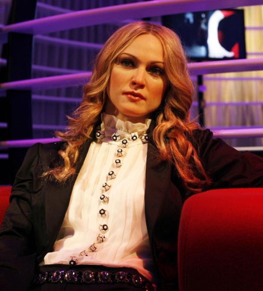 Madonna - bzw. ihr Ebenbild aus Wachs sitzt lässig auf dem Sofa