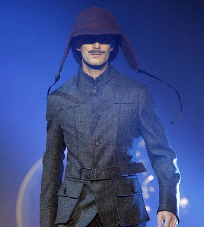 Aber auch die Herren-Kollektion erinnert stark an Reiteroptik. So wählt der Designer zu einem edlen Anzug einen Reiterhelm