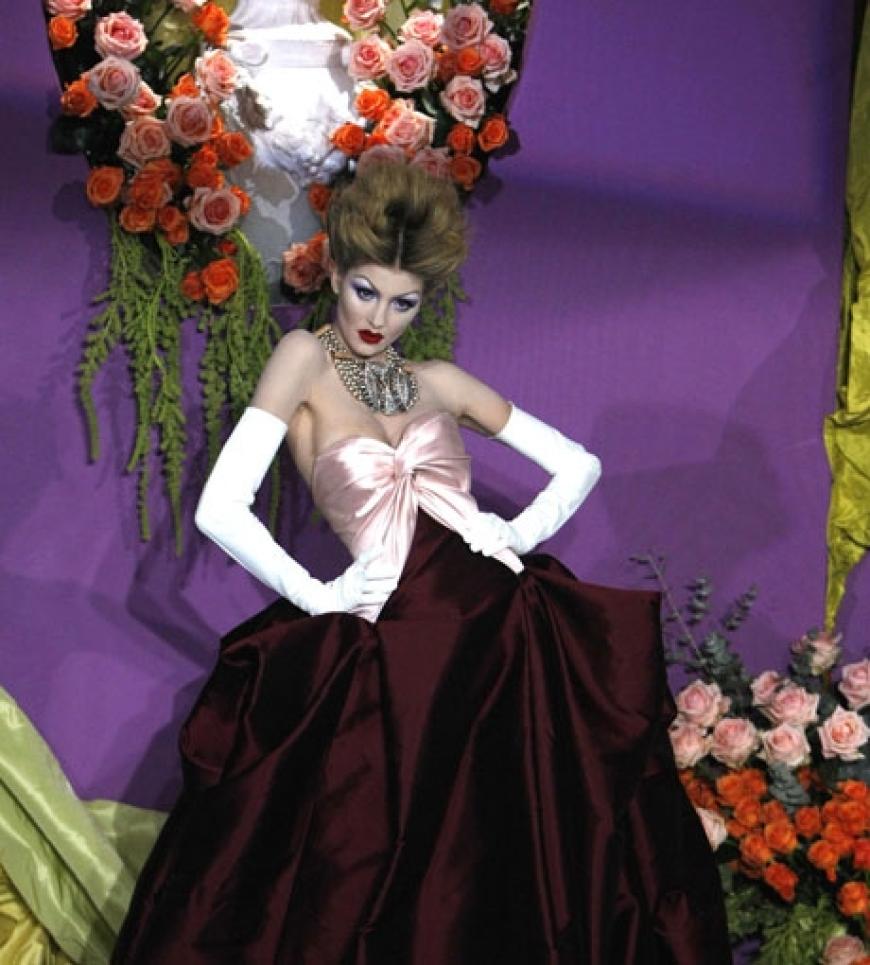 Fashion Week in Paris: Designer John Galliano präsentiert für Christian Dior die Frühjahr-/Sommerkollektion 2010. Und die setzte der Altmeister natürlich wieder gewohnt in Szene