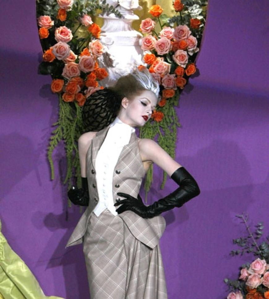 Die Damen kommen gewohnt elegant daher