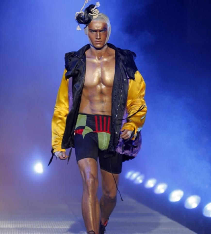 Ein Model bei John Galliano für Dior