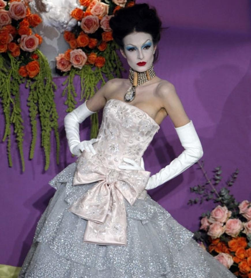 Wie im Märchen! Galliano schickt seine Models im Cinderella-Look über den Catwalk