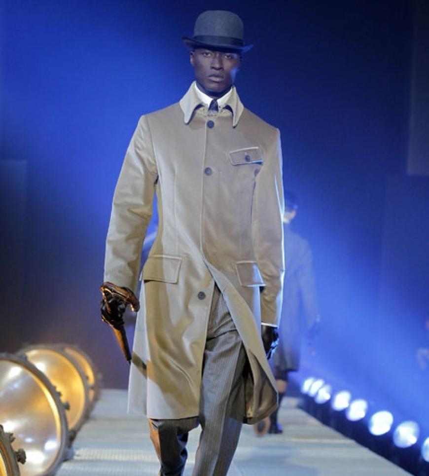 Ein Model bei der Dior Haute Couture Show