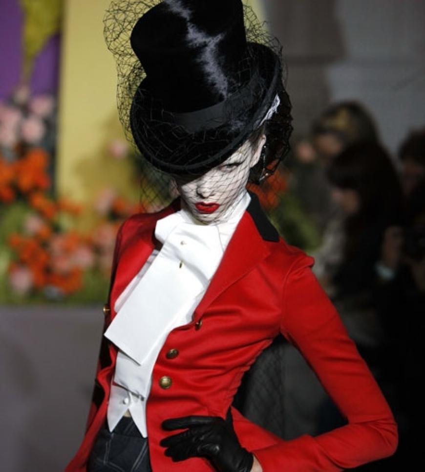 Klassisch elegant und doch extravagant: Ein Model im Reiterkostüm präsentiert ein Stück aus der neuen Kollektion von John Galliano für das Modehaus Dior