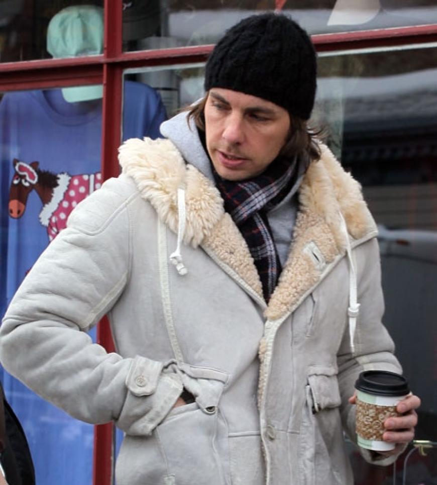 Schauspieler Dax Shepard hat sich warm eingepackt