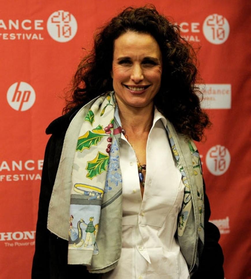 Model und Schauspielerin Andie MacDowell zeigt sich gut gelaunt