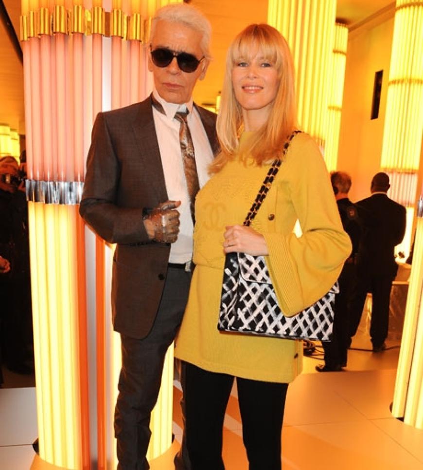 Claudia Schiffer ist bei Chanel zu Gast. Designer Karl Lagerfeld begrüßt die Schwangere