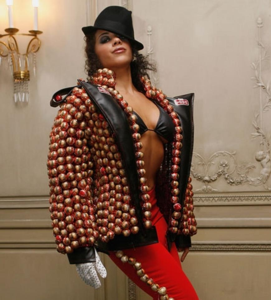 Für die coole Jacke wurden 2.500 Mozartkugeln verarbeitet