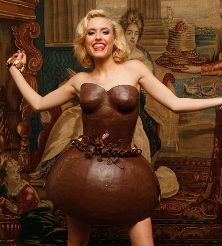 Playmate und Schauspielerin Alena Gerber in einem Kleid a la Lady GaGa