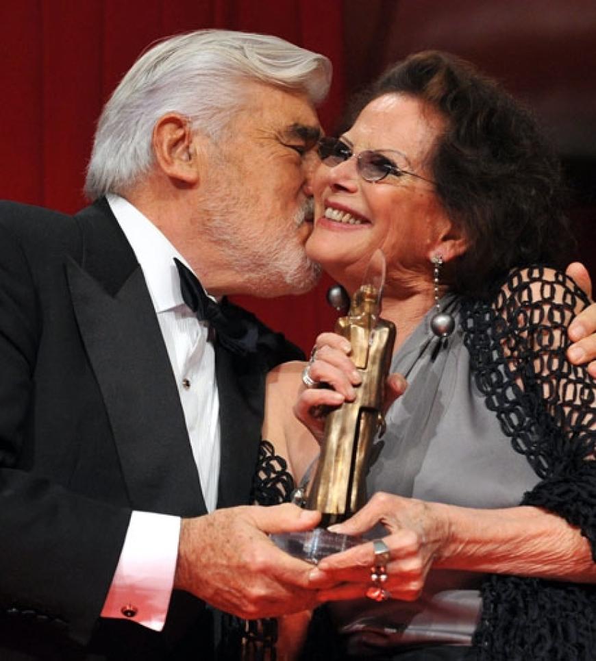 Die italienische Film-Diva Claudia Cardinale bekommt von Mario Adorf einen Preis überreicht