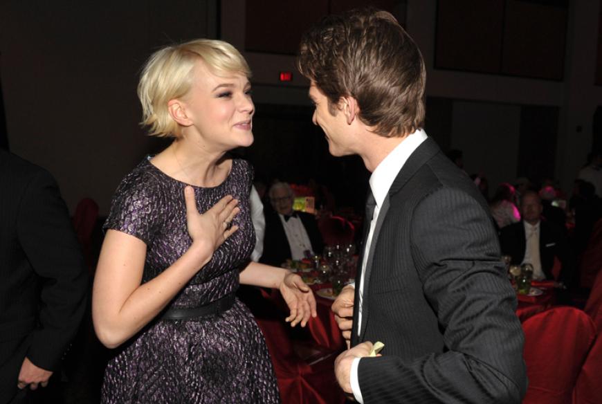 Auf der Bühne überreichte Andrew Garfield Carey Mulligan den