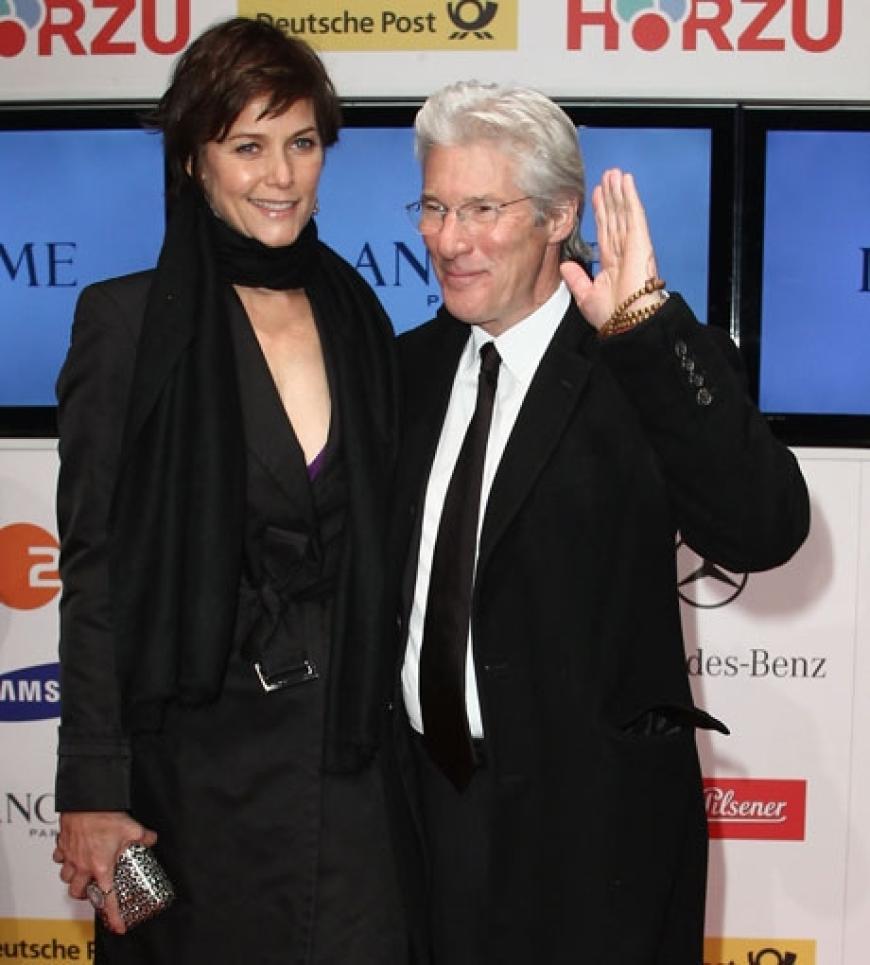 Großartig: Sogar Hollywood-Star Richard Gere ist nach Berlin gereist, um eine Goldene Kamera in Empfang zu nehmen. Im Arm hatte er seine Frau Carey Lowell