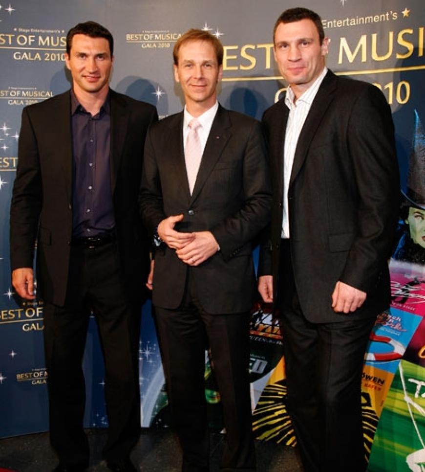 Wladimir und Vitali Klitschko stellen sich mit Stage-Entertainment Geschäftsführer Johannes Mock-O`Hara für ein Pressefoto auf