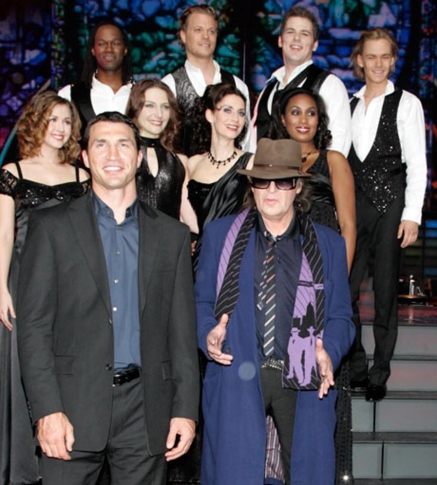 Wladimir Klitschko reiht sich mit den Musical-Darstellern und Udo Lindeberg für ein Gruppenfoto auf
