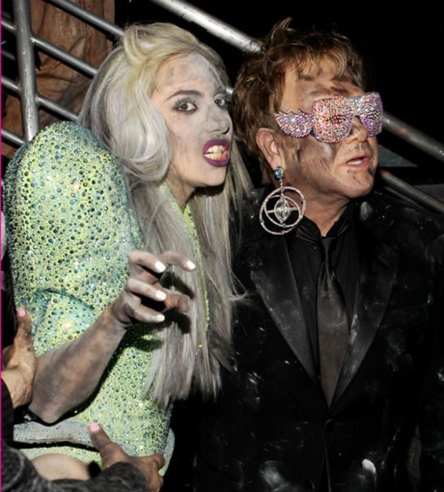 Skurrile Outfits: Lady GaGa und Elton John hinter der Bühne