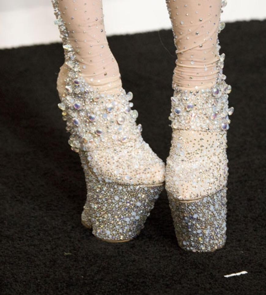 Wow! Die Sängerin stöckelt mit diesen High Heels über den roten Teppich