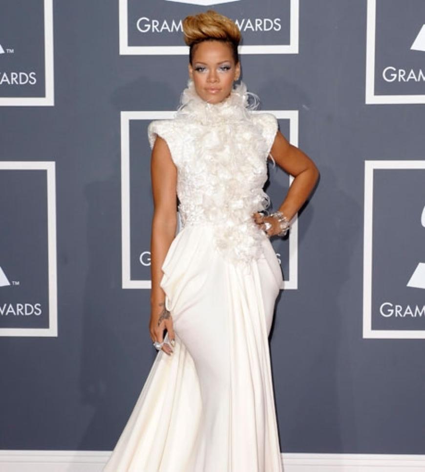 Ganz in weiß in einem Couture-Kleid von Elie Saab kam Rihanna zur Verleihung nach Los Angeles. Die Sängerin wurde mit einem Grammy ausgezeichnet