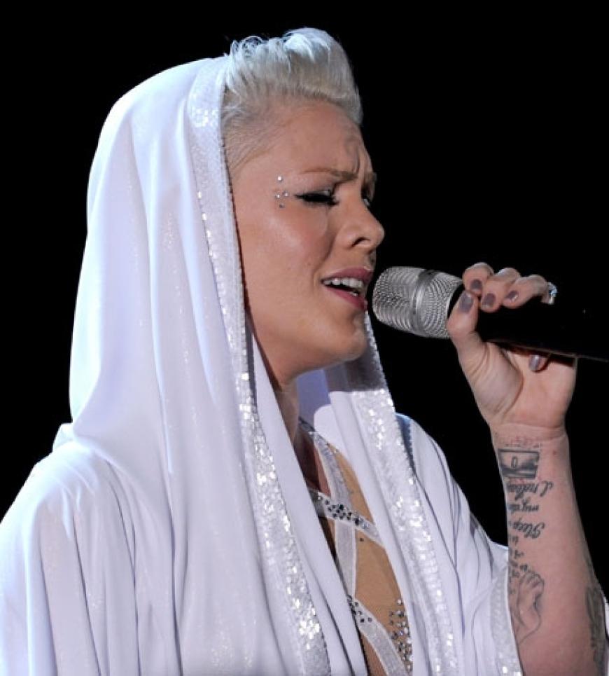 Pink singt live auf der Bühne