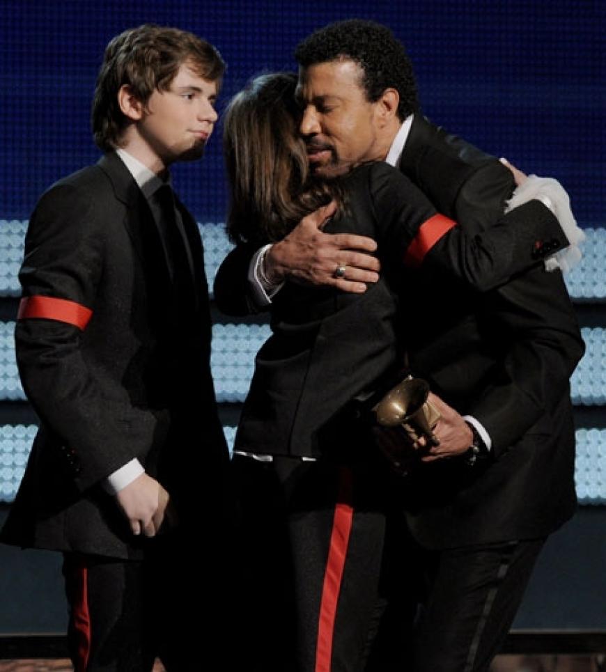 Bewegender Augenblick: Lionel Richie überreicht den beiden älteren Kindern von Michael Jackson eine Auszeichnung für sein Lebenswerk