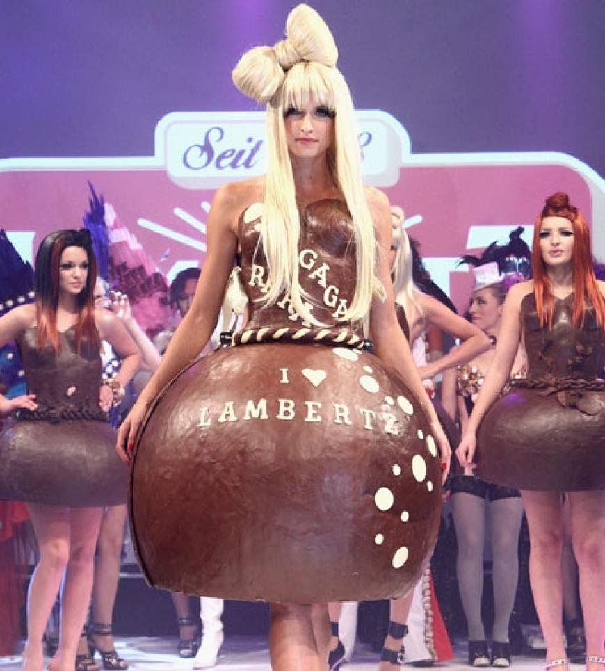 Na, wer verbirgt sich hinter dieser Schokoladenkugel? Es ist Topmodel Lena Gercke, die als Lady GaGa über den Laufsteg schreitete